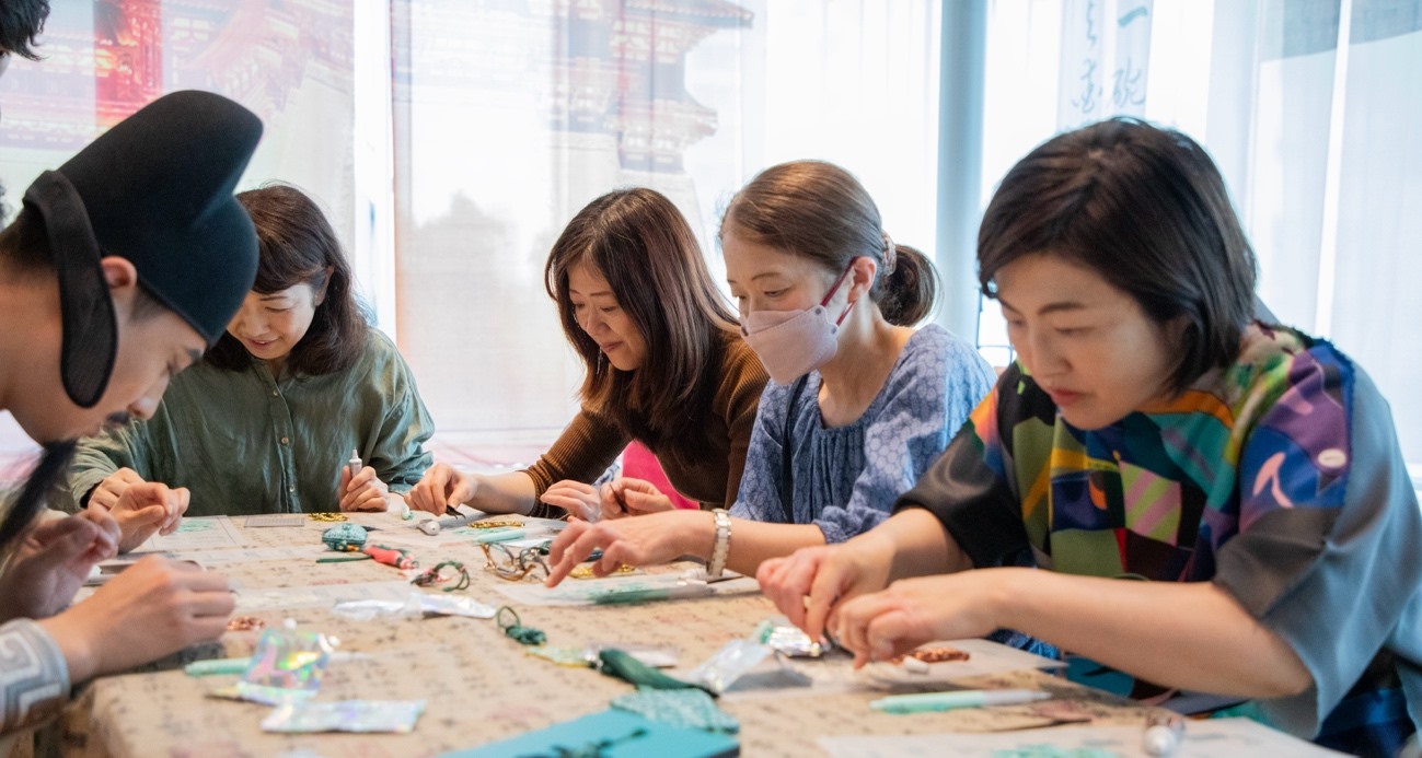 客人體驗制作綠松石銅牌。中國駐大阪旅游辦事處供圖