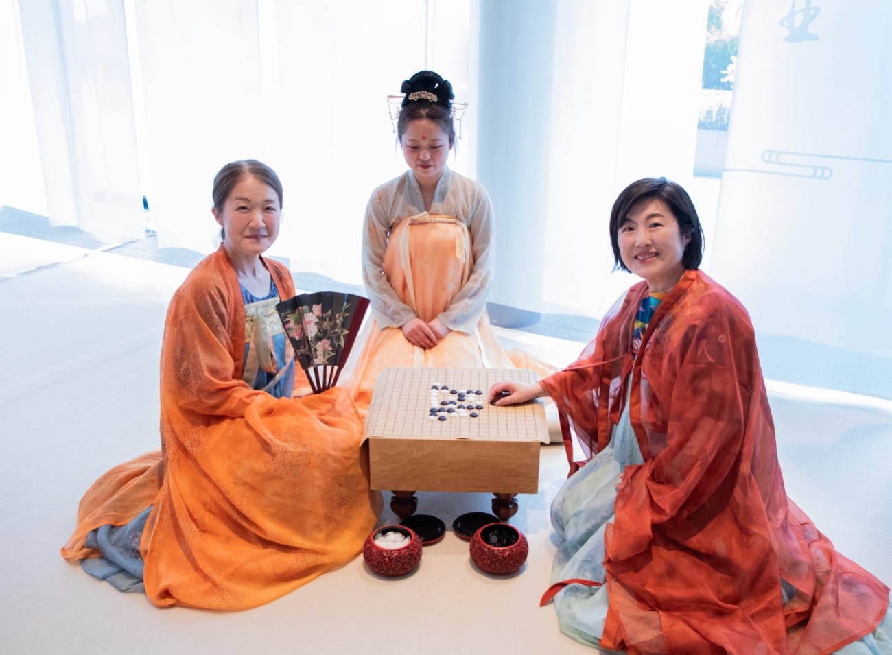 日本客人體驗漢服。中國駐大阪旅游辦事處供圖