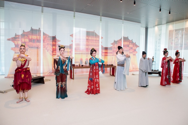 眾人行唐代插手禮。中國駐大阪旅游辦事處供圖