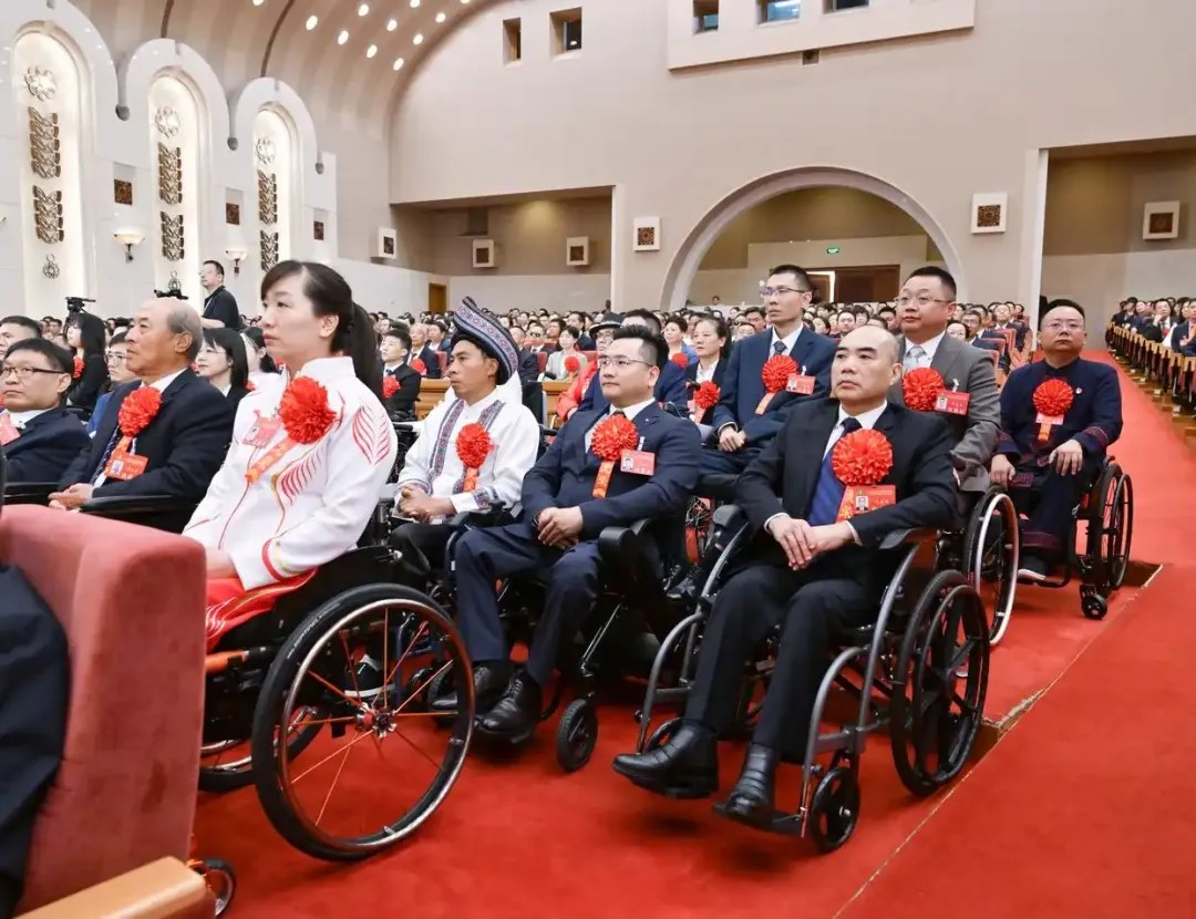 2025年5月16日，第七次全國自強模范暨助殘先進表彰大會在北京召開。大會表彰了200名“全國自強模范”、200個“全國殘疾人工作先進集體”和60名“全國殘疾人工作先進個人”。