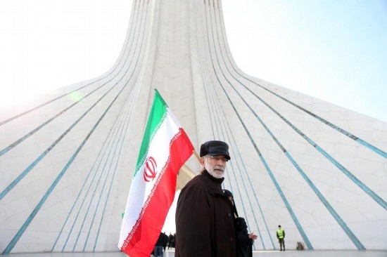 2月10日，在伊朗首都德黑蘭阿扎迪廣場，民眾參加紀(jì)念伊朗伊斯蘭革命勝利46周年集會。新華社記者沙達(dá)提攝