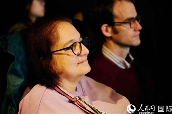 英國觀眾觀看巡展影片。楊浩鵬攝