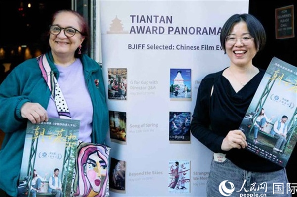 《朝云暮雨》放映前，觀眾前同主辦方互動。楊浩鵬攝