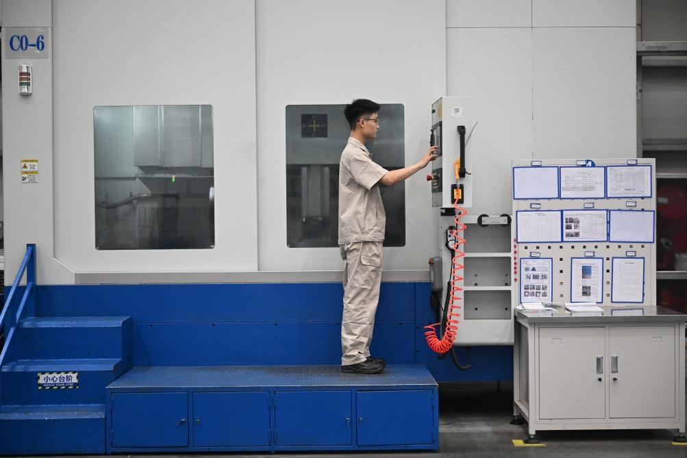 近日，工人在洛陽(yáng)軸承集團(tuán)股份有限公司的智能生產(chǎn)線上作業(yè)。新華社記者 李嘉南 攝