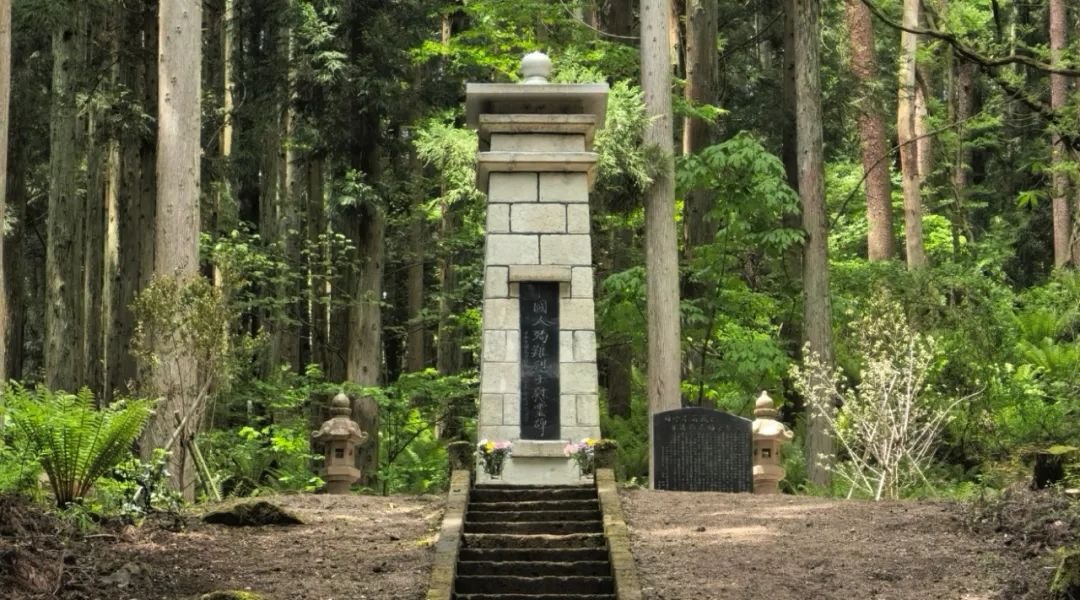 福島縣豬苗代町中國(guó)殉難勞工慰靈碑修繕完工暨植樹祭掃儀式舉行。中國(guó)駐新潟總領(lǐng)館供圖