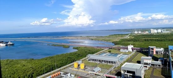 這是5月18日拍攝的紅樹林環(huán)繞的爪哇7號燃煤電站。記者 曹凱 攝