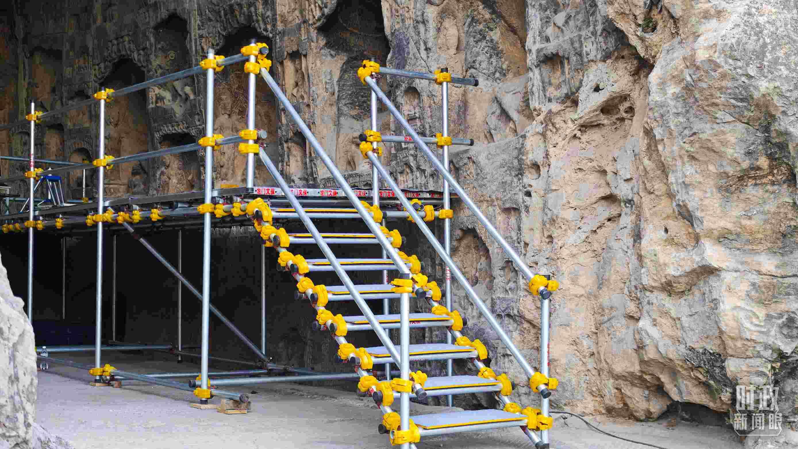 △龍門石窟古陽洞文物修護(hù)現(xiàn)場。（總臺央廣記者潘毅拍攝）