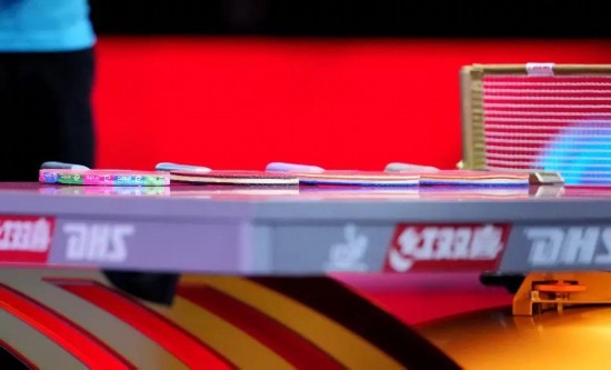 王楚欽的球拍為最右側(cè)那支。