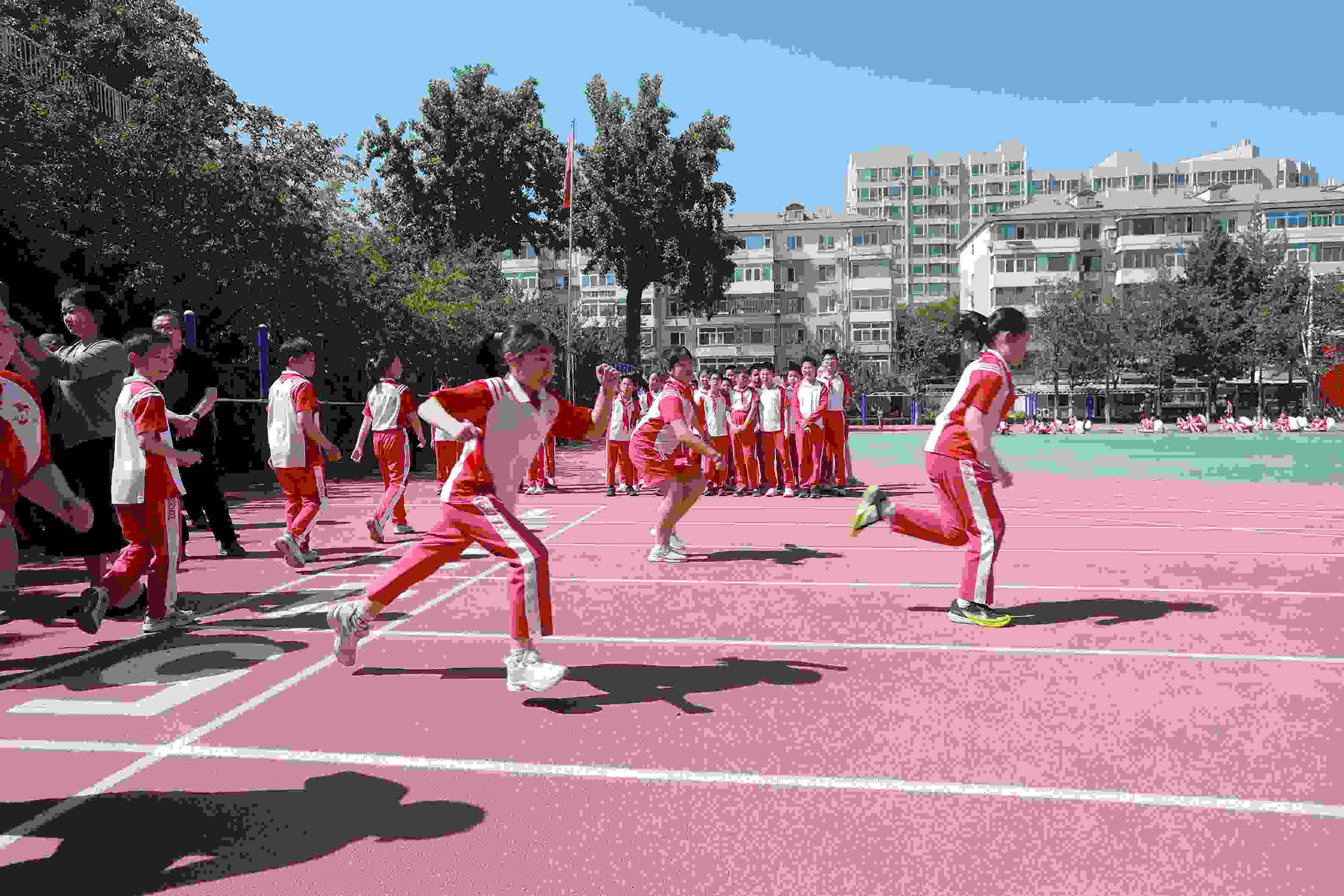 學(xué)生利用人工智能進(jìn)行50米測(cè)試。北京市教委供圖