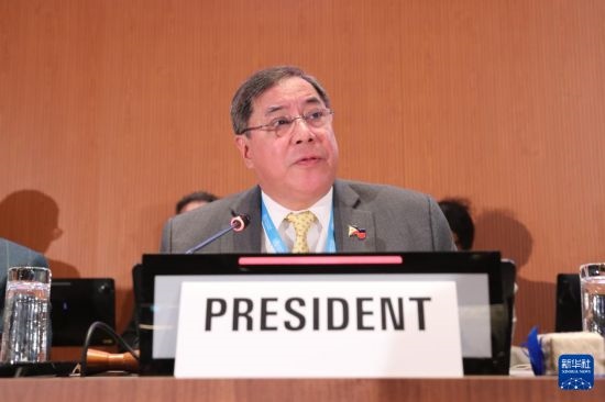 5月20日，在瑞士日內(nèi)瓦，第78屆世界衛(wèi)生大會主席赫爾博薩宣布審議通過“大流行協(xié)定”。新華社記者 杜哲宇 攝