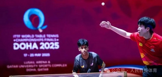 5月17日，王楚欽在比賽中發(fā)球。