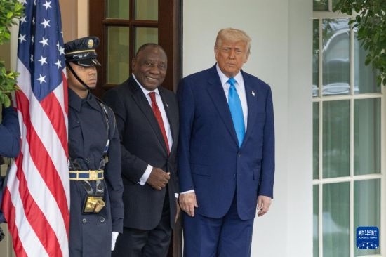 5月21日，美國(guó)總統(tǒng)特朗普（右）在華盛頓白宮迎接到訪的南非總統(tǒng)拉馬福薩（中）。新華社記者 胡友松 攝