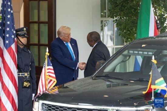 5月21日，美國(guó)總統(tǒng)特朗普（左二）在華盛頓白宮迎接到訪的南非總統(tǒng)拉馬福薩。新華社記者 胡友松 攝