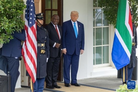 5月21日，美國(guó)總統(tǒng)特朗普（右二）在華盛頓白宮迎接到訪的南非總統(tǒng)拉馬福薩（右三）。新華社記者 胡友松 攝