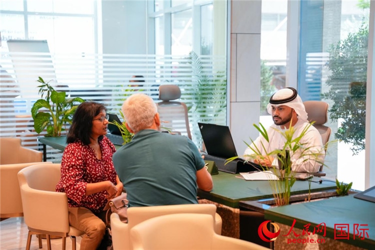 在阿治曼自由區(qū)一站式服務中心內(nèi)，工作人員為客商辦理業(yè)務。人民網(wǎng) 塔里克·易卜拉欣攝