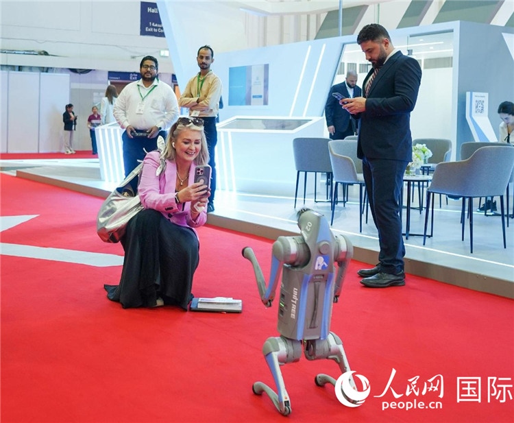 與會嘉賓被中企機器人吸引。人民網(wǎng) 塔里克·易卜拉欣攝