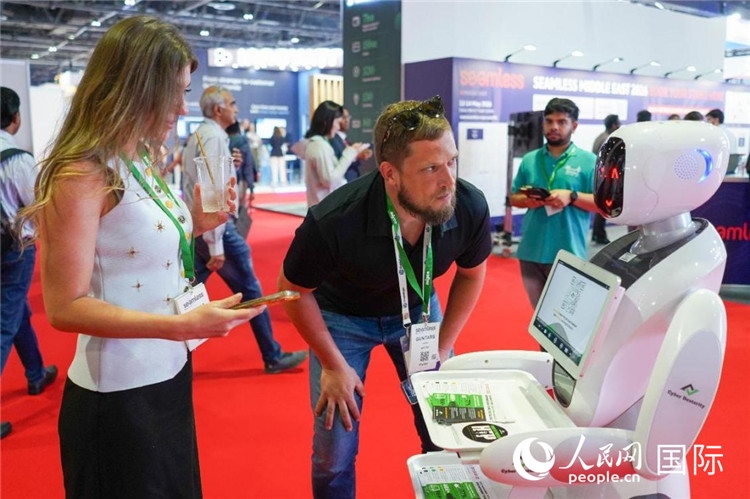 會上展示的電子支付機器人。人民網(wǎng) 塔里克·易卜拉欣攝