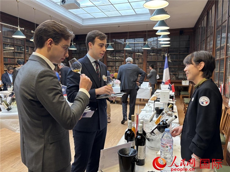 法國嘉賓與參展云南企業(yè)代表交流。人民網(wǎng)記者 于超凡攝