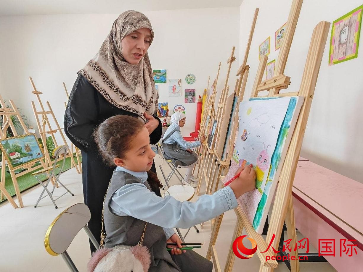 阿爾穆塔?阿里卡特國(guó)際學(xué)校的學(xué)生在美術(shù)室上課。人民網(wǎng)記者 管克江攝