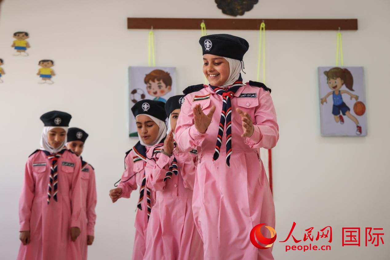 阿爾穆塔?阿里卡特國(guó)際學(xué)校的學(xué)生在展示課間活動(dòng)。人民網(wǎng)記者 薛丹攝