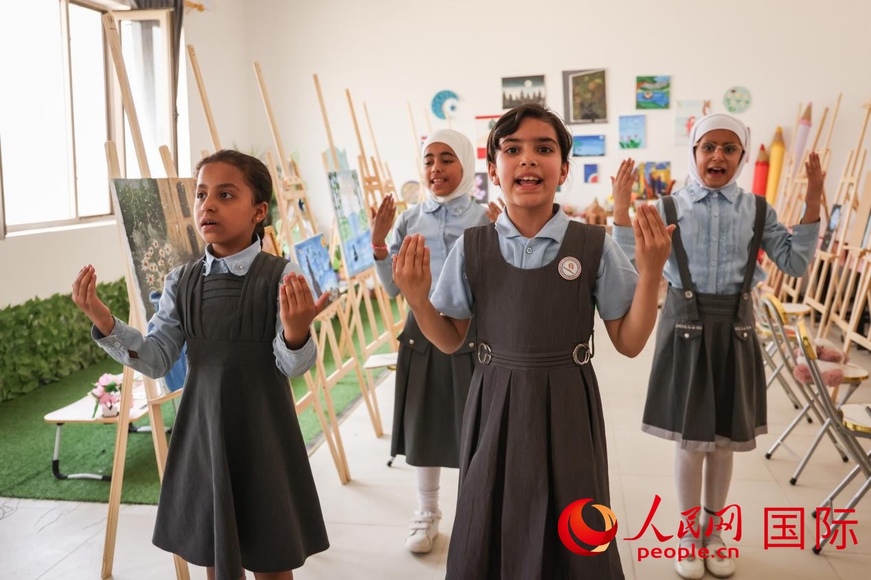 阿爾穆塔?阿里卡特國(guó)際學(xué)校的學(xué)生表演舞蹈。人民網(wǎng)記者 薛丹攝
