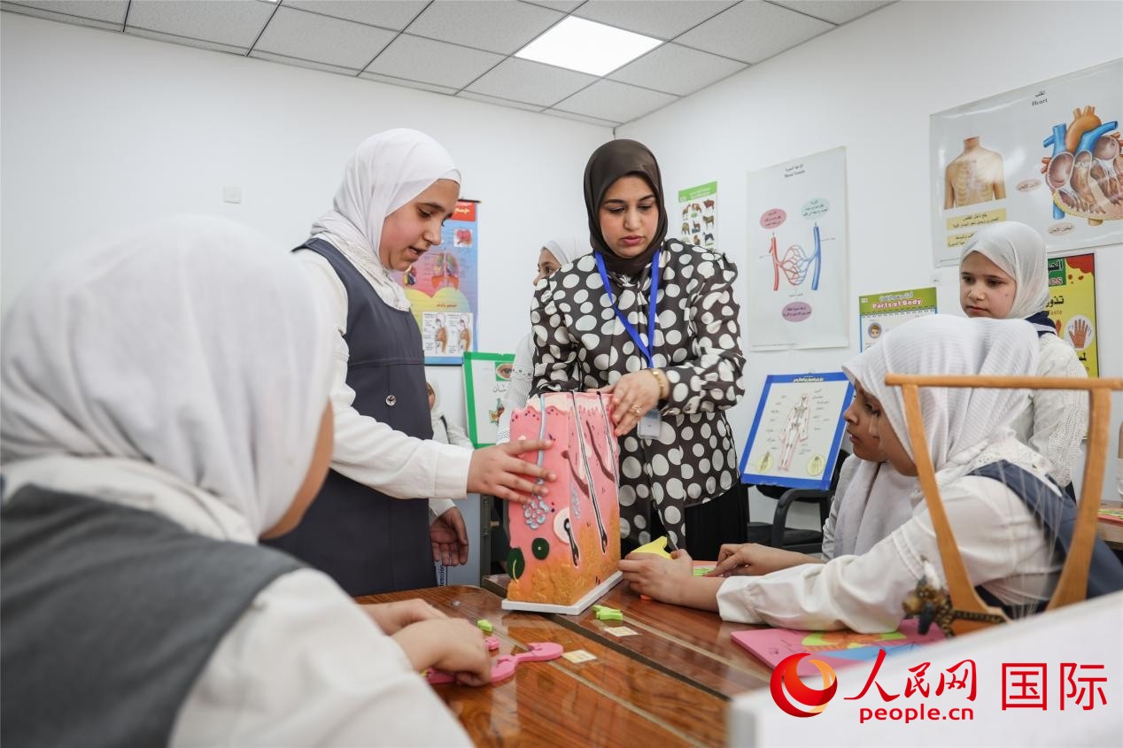 圖為阿爾·圖拉女子學校學生在上生物課。人民網(wǎng)記者 薛丹攝