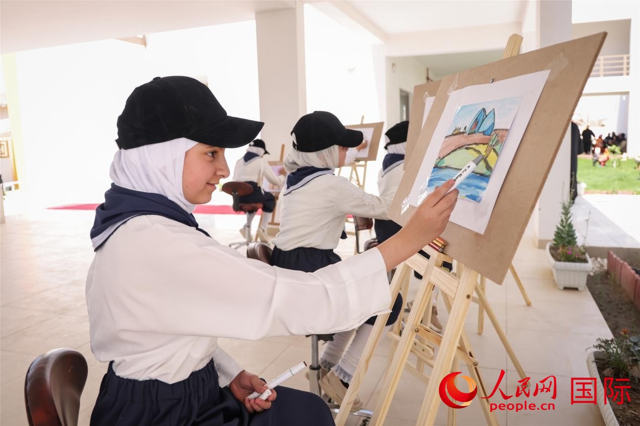 圖為阿爾·圖拉女子學校學生在上美術課。人民網(wǎng)記者 薛丹攝