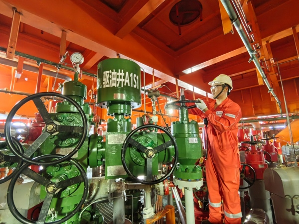 生產(chǎn)人員正在打開二氧化碳驅(qū)油井采油樹閥門。受訪者供圖