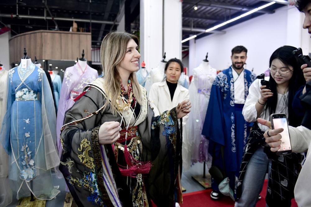 2025年4月8日，參加曹縣漢服文化節(jié)的意大利嘉賓卡米拉在試穿漢服。新華社記者郭緒雷 攝