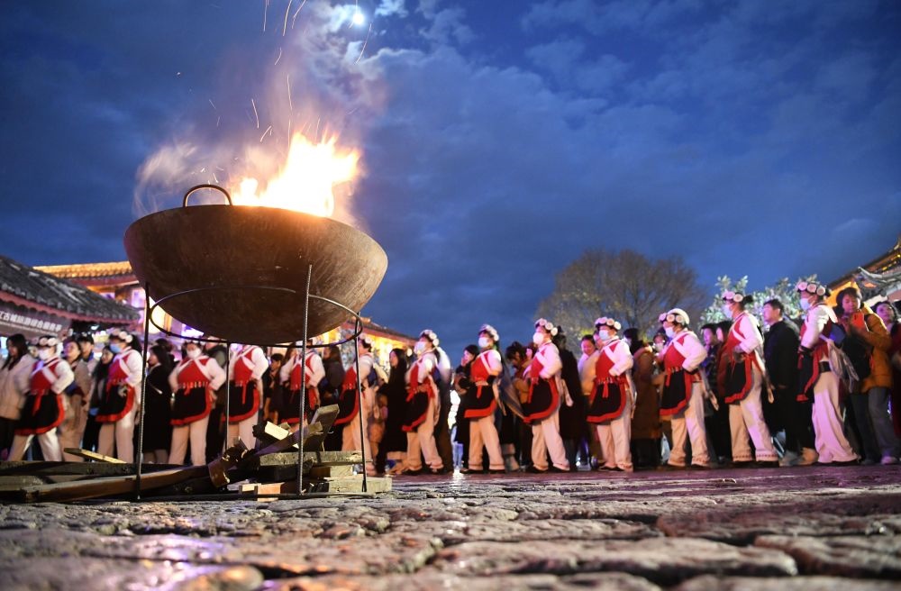 2025年1月11日，游客和居民在麗江古城打跳游玩。（趙慶祖攝）