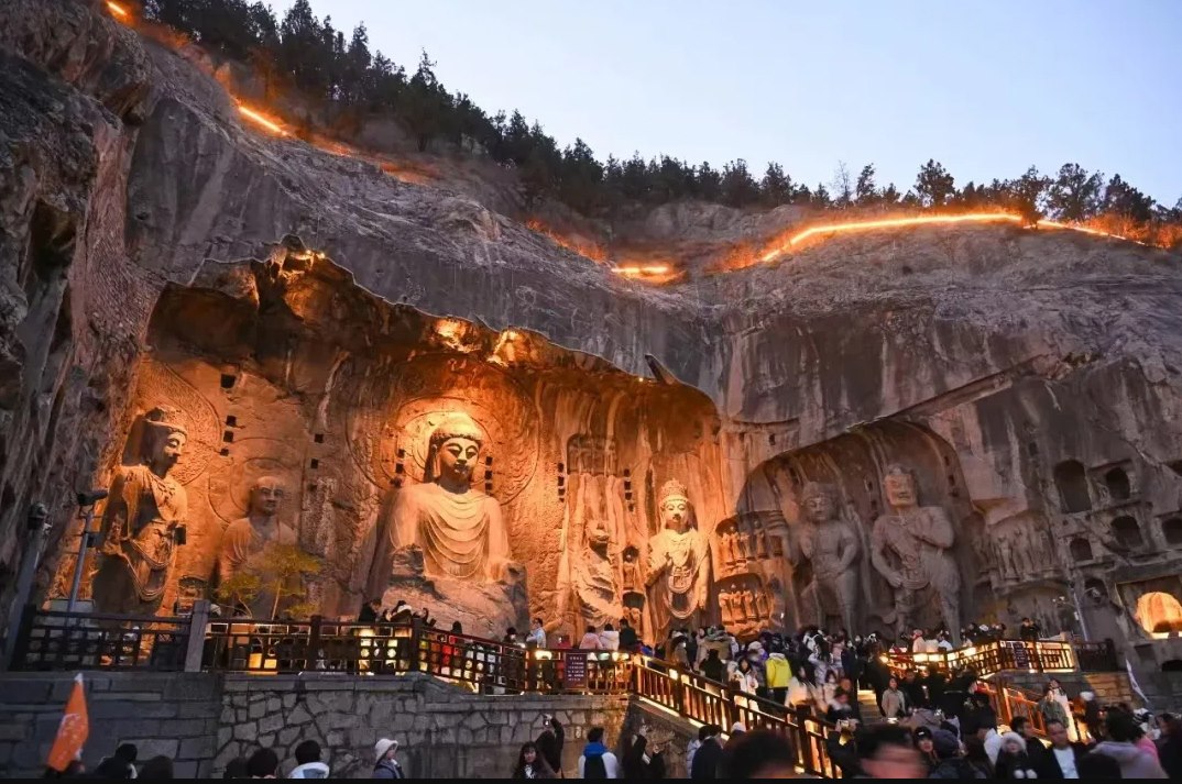 游客在龍門石窟參觀游覽。