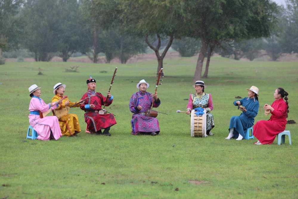 2024年7月16日，《格薩（斯）爾》史詩說唱傳承人在內(nèi)蒙古赤峰市巴林右旗戶外表演。（胡斯楞攝）