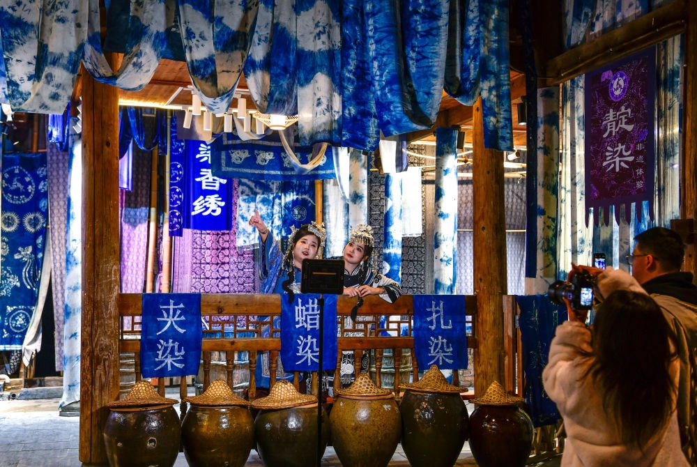 2025年3月17日，游客在貴州省黎平縣肇興侗寨里留影。新華社記者楊文斌 攝