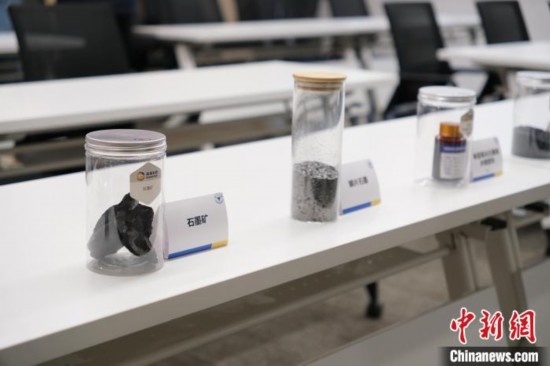 5月20日，浙大高分子科學(xué)與工程學(xué)系內(nèi)擺放著石墨礦等。 曹丹 攝