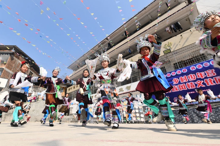 2025年3月25日，廣西柳州市融水苗族自治縣桿洞鄉(xiāng)中心小學學生在跳蘆笙踩堂舞。新華社記者 黃孝邦 攝