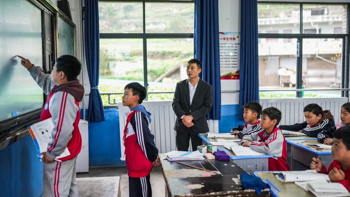 2024年11月21日，在地處烏蒙山區(qū)的貴州省六盤水市水城區(qū)亮巖小學，學生在供暖的教室內(nèi)學習。新華社記者 陶亮 攝