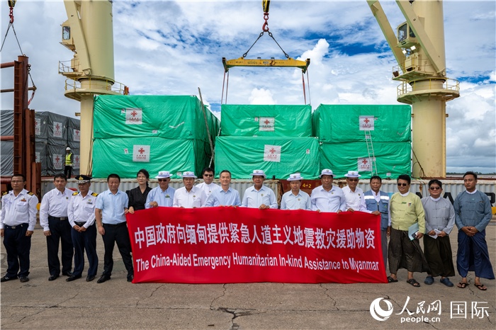 5月25日，中國駐緬甸大使館參贊歐陽道冰、仰光省首席部長梭登及緬有關(guān)部門官員出席援緬第十五批緊急人道主義地震救災(zāi)物資交接儀式。人民網(wǎng)記者謝佳君攝