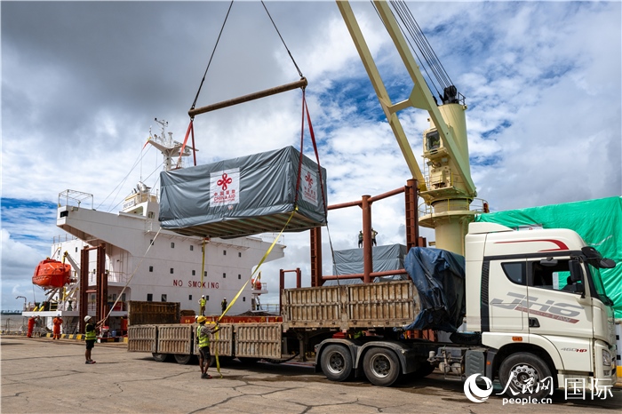5月25日，當(dāng)?shù)毓と嗽诟劭趶呢涊喩闲遁d援緬第十五批緊急人道主義地震救災(zāi)物資。人民網(wǎng)記者謝佳君攝