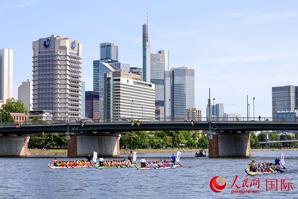 龍舟賽隊(duì)伍奮力揮槳、破浪前行。人民網(wǎng) 依琳攝