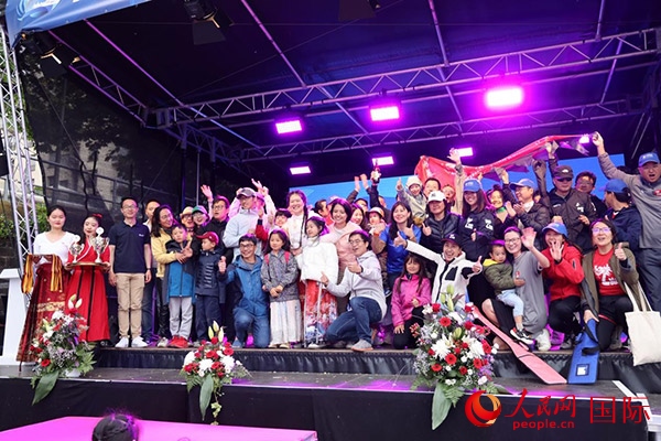 獲獎(jiǎng)選手們上臺(tái)領(lǐng)獎(jiǎng)并合影留念。人民網(wǎng)記者 劉仲華攝