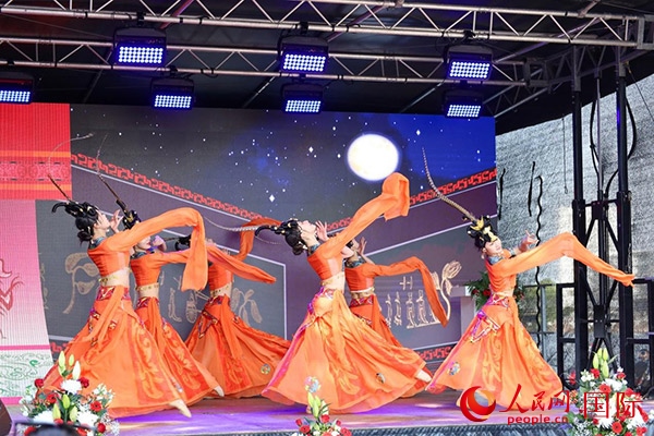 美因河畔的舞臺(tái)上中國(guó)傳統(tǒng)舞蹈精彩上演。人民網(wǎng) 依琳攝