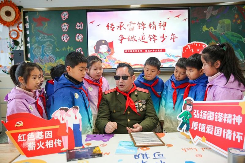 2025年3月3日，江蘇南通如皋市安定小學(xué)里，傷殘軍人許波銀在思政小課堂上向?qū)W生講述雷鋒故事。