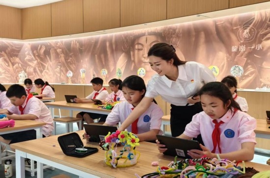 龍崗一小學(xué)生正在學(xué)習(xí)“發(fā)現(xiàn)石刻之美”華蔓花冠課程。