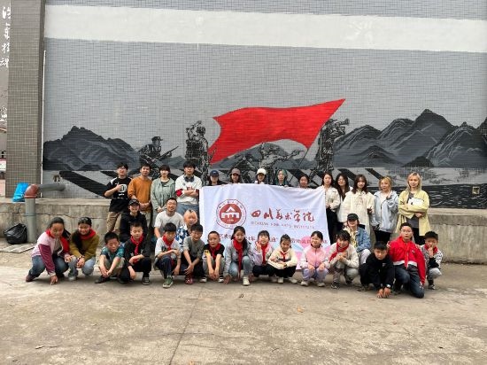 “行動中的課堂：探尋茶馬古道紅色印記”工作坊與當(dāng)?shù)匦W(xué)生共同創(chuàng)作主題壁畫。