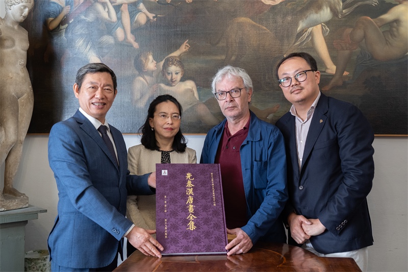 圖片說(shuō)明：捐贈(zèng)儀式現(xiàn)場(chǎng)。 張錫琪攝