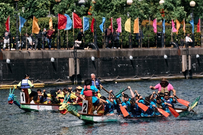 中英雙方的參賽隊伍參與龍舟競渡。楊浩鵬攝