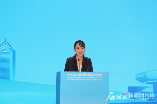 5月23日，在2025上合組織國家媒體合作論壇青年文化交流營活動中，人民日報社記者阿爾達克·塔巴拉克發(fā)言。石榴云/新疆日報記者 李雄心攝