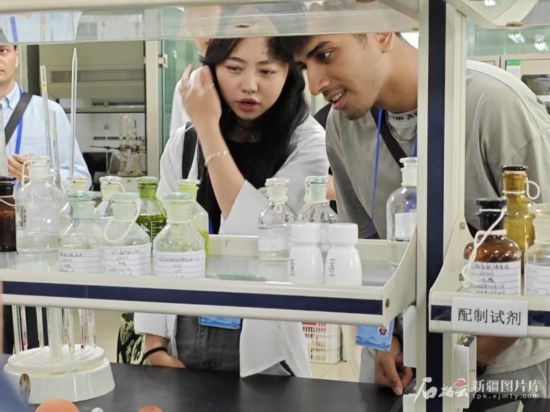 5月26日，2025上合組織國家媒體合作論壇嘉賓參觀新奇康藥業(yè)股份有限公司實驗室。石榴云/新疆日報記者 宋海波攝