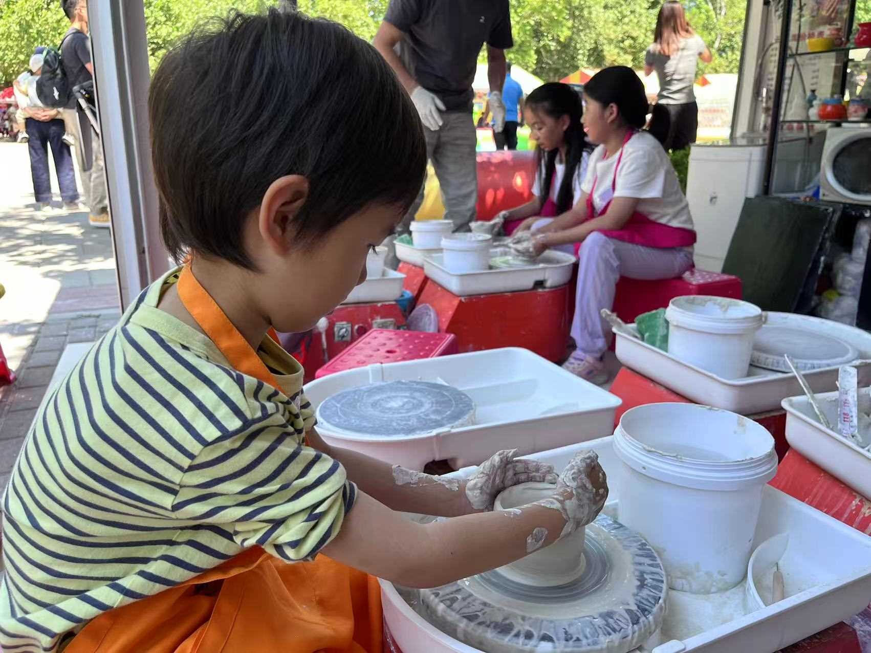 “小”游客在體驗陶藝制作。人民網(wǎng)記者 李楠樺攝