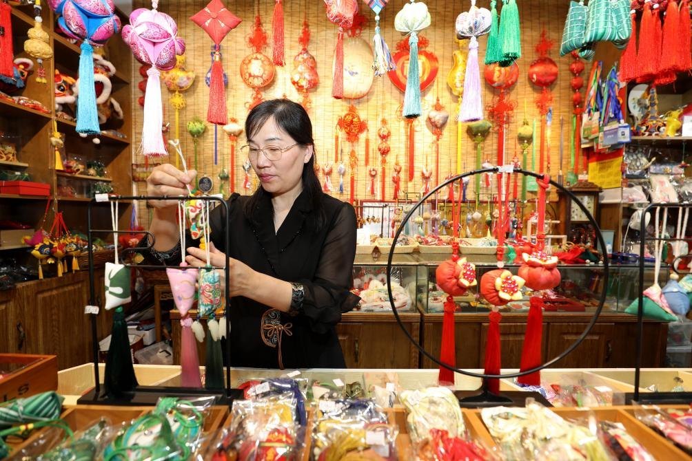 2025年5月25日，安徽省淮北市，非遺香包上貨架。（圖片來(lái)源：視覺(jué)中國(guó)）